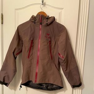 Arc’teryx women’s Gore-Tex Beta jacket size small brown with burgundy trim
